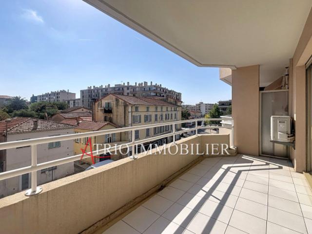 Grand studio lumineux de 30m² en étage avec terrasse dans le q