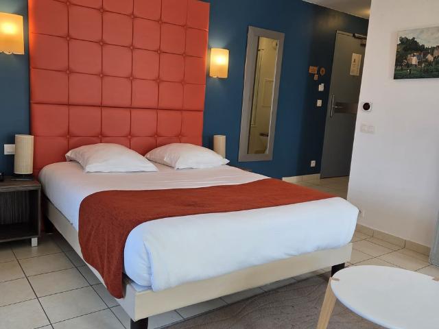 Grand studio meublé à louer au mois, 1300€