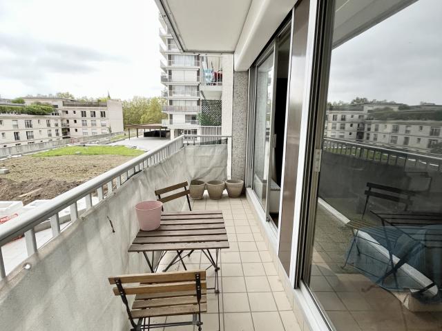 GRAND STUDIO MEUBLE BALCON