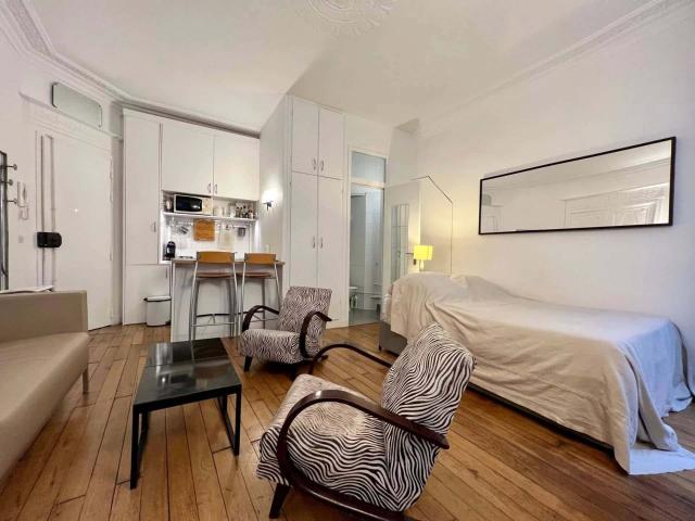 GRAND STUDIO MEUBLÉ PARIS AU COEUR DU MARAIS