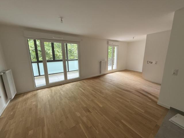 Grand studio neuf à louer