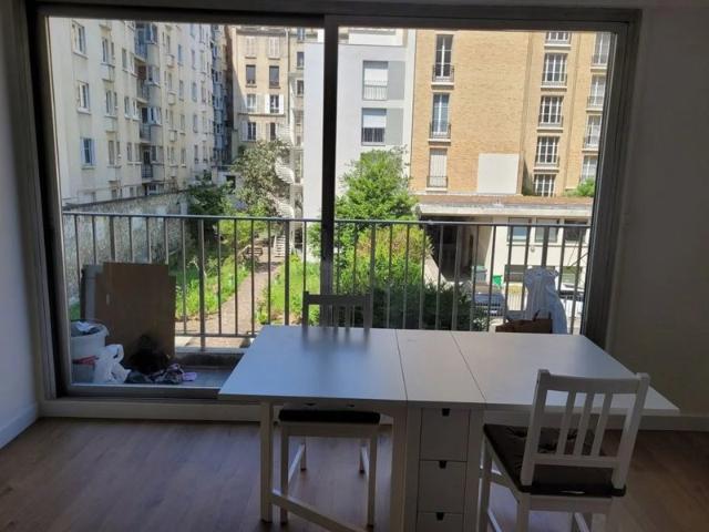 Grand studio refait à neuf avec balcon