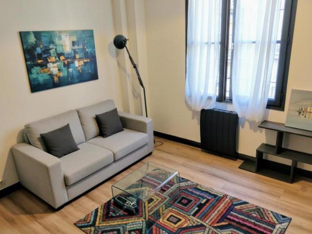 Grand studio rénové, dans une rue adjacente à la rue de Vaugirard