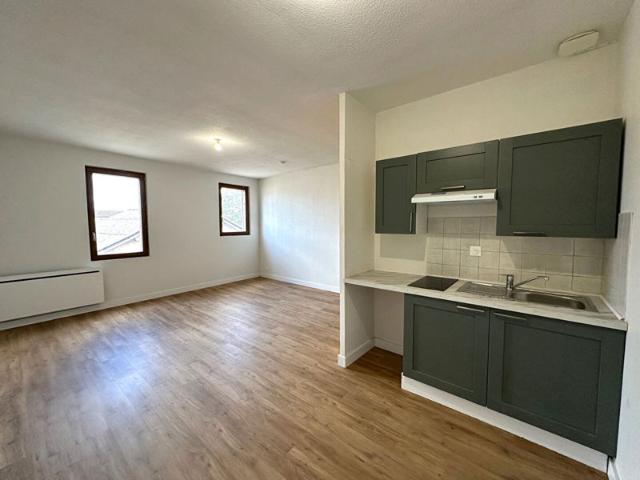 Grand studio rénové de 36m² à louer boulevard Jean Jaurès proche gare Bastide et Palais