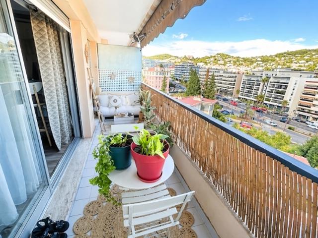GRAND STUDIO RÉNOVÉ DE 30 M² AVEC COIN NUIT INDÉPENDANT, GRAND BALCON ET PARKING PROCHE DES COMMERCES