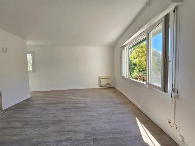 Grand studio rénové et lumineux à 100 m de la mer – Quartier. 37m² Saint Raphaël