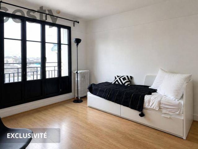 Grand studio, vue dégagée, idéalement placé