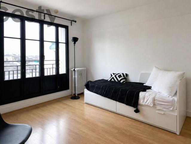 Grand studio, vue dégagée, idéalement placé