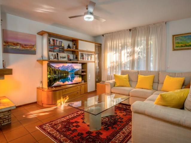 GRANDE CASA UNIFAMILIARE DI 7.5 LOCALI CON GIARDINO AD AGNO
