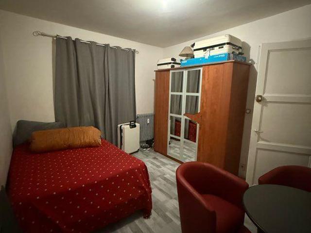 Grande chambre en location meublée 18m²