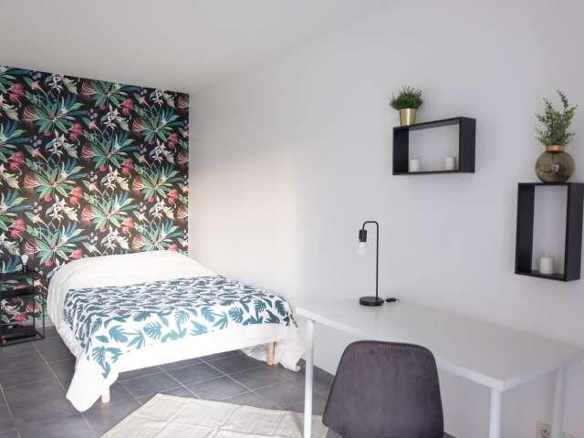Grande chambre lumineuse 18m² LY011