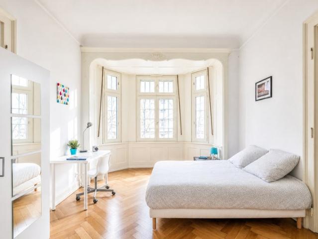 Grande chambre lumineuse