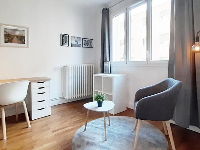 Grande chambre lumineuse!