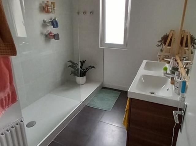 Grande chambre lumineuse dans coloc toute équipée