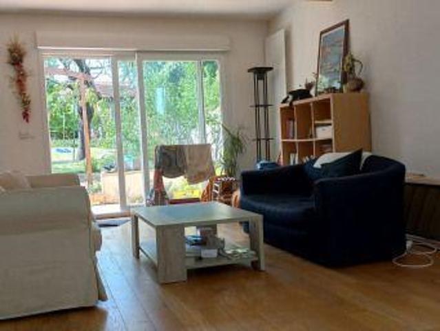 Grande chambre meublée 25m² dans maison en coloc