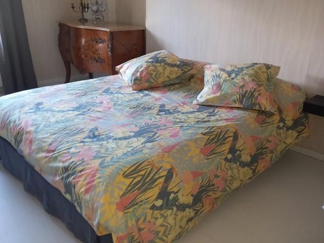 Grande chambre meublée