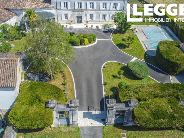 Grande Charentaise dans bourg de village 15 mn Angoulême, terrain clos de mur, piscine couverte, dépendances