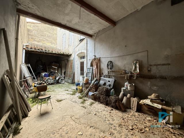 Grande bâtisse d’angle avec Garage, Cour intérieure et Terrasse