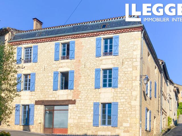 Grande bâtisse quercynoise en pierre sur 4 niveaux à Montcuq avec local commercial et 300 m² à rénover