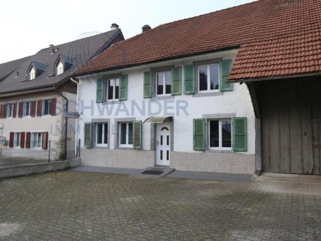Grande bâtisse rénovée au milieu du village dans un quartier calme