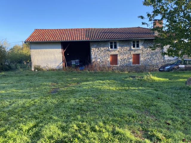 Grande grange de plus de 200m2 à Verneuil sur 2800m2 de terr