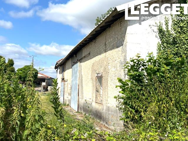 Grande grange de 150 m2 divisée en 4 parties à vendre pour tous projets sur un terrain de 572 m2 à Bellevigne