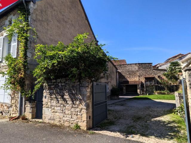 Grande demeure de bourg 17 ème rénovée