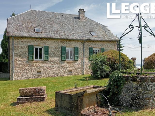 Grande demeure solide parfaitement équipée et entretenue. 4 suites, grand terrain, puits, dépendance, au calme