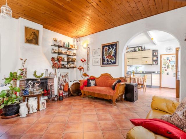 GRANDE E LUMINOSA CASA DI 13 LOCALI A NOVAZZANO