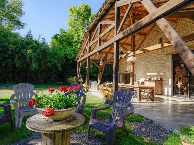 Grande et Confortable maison quercynoise attenante à sa gran. 330m² Montcuq En Quercy Blanc