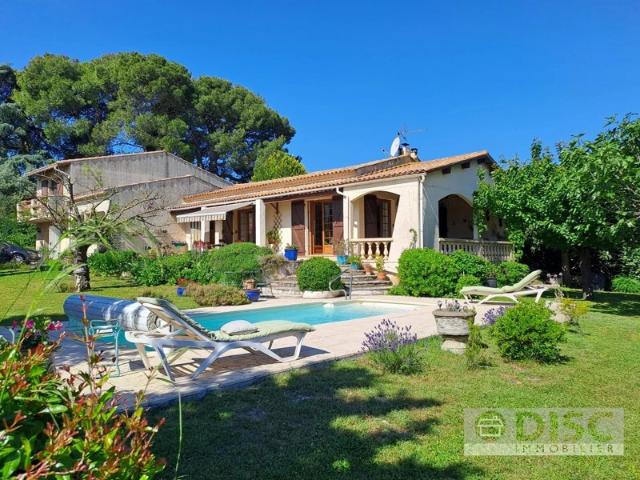 Grande et belle villa avec piscine et joli jardin