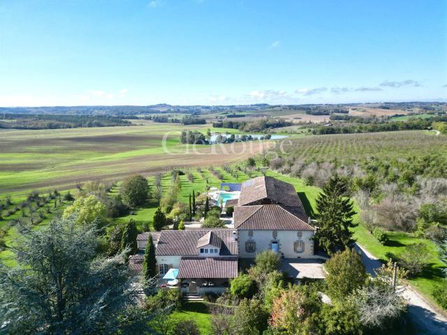 Grande ferme rénovée avec 3 gîtes et piscine sur 3,8 hectare. 410m² Villebramar
