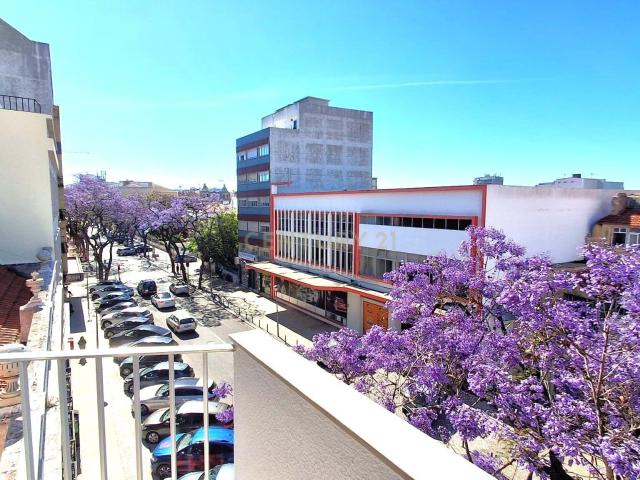 GRANDE OPORTUNIDADE. Escritório Renovado em Setúbal com Vista Panorâmica