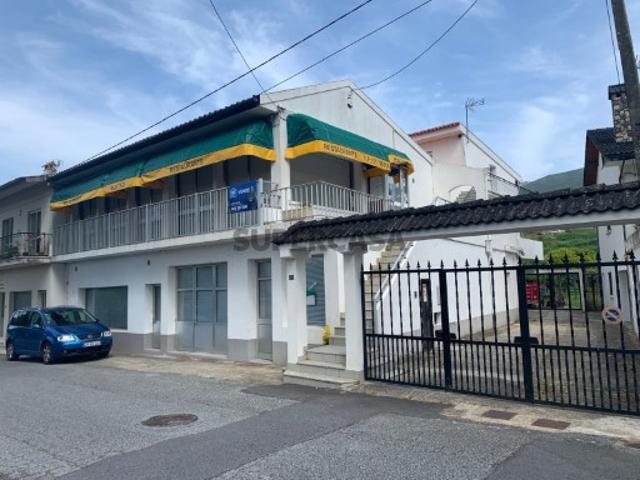 2 Apartamentos T2 + Restaurante + R/C livre para negócio