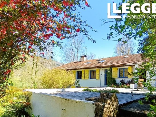 Grande longère comprenant une maison, 3 gîtes et une salle d'évolution