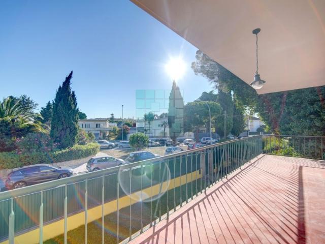 Grande moradia em zona nobre de Oeiras com bonito jardim