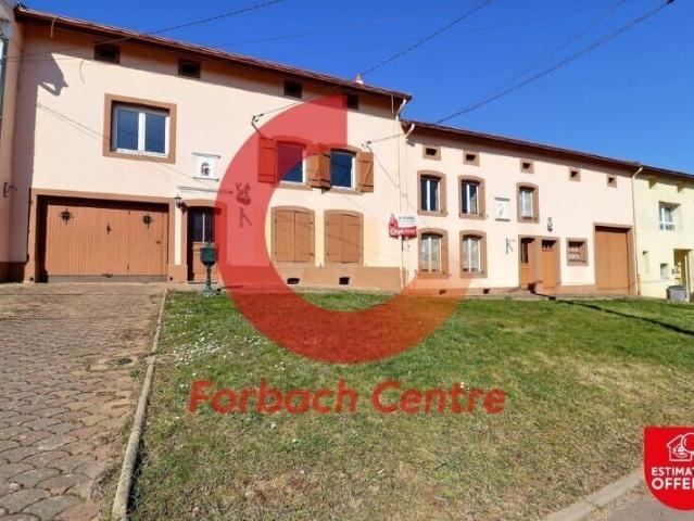 Grande maison mitoyenne à rénover à Adelange, offrant 250 m² hab