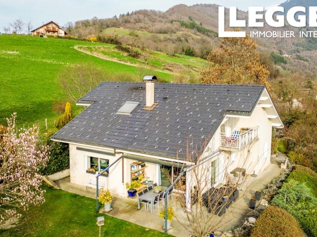 Grande maison moderne dans un village paisible, avec vue imprenable sur la vallée. Espaces de vie ouvert