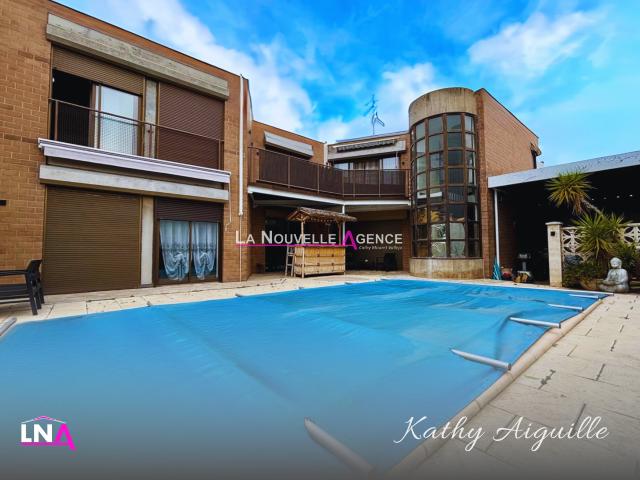 GRANDE MAISON ATYPIQUE AVEC GARAGE ET PISCINE
