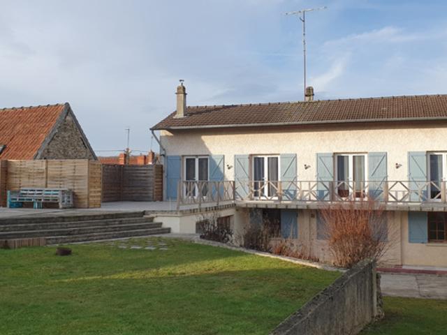 GRANDE MAISON AVEC 3 GARAGES ET JARDIN