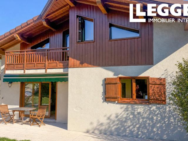 Grande maison avec 4 chambres, bureau, garages et jardin ensoleillé à Macot La Plagne. 15 minutes à la station