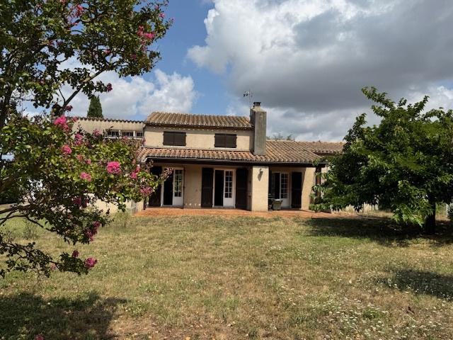Grande maison avec beau terrain et piscine