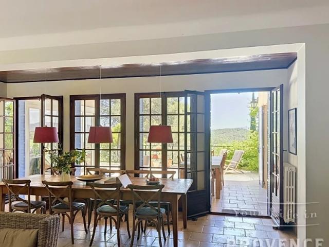 Grande maison avec belle vue, piscine et plusieurs terrasses