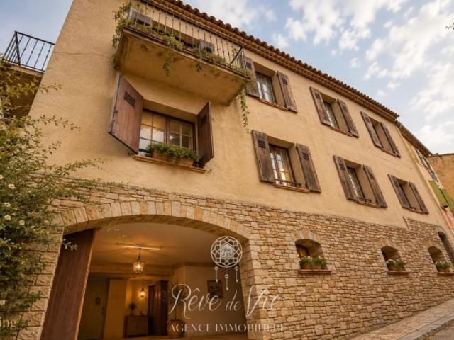 GRANDE MAISON AVEC GARAGE AU CŒUR DU VILLAGE DE BORMES LES MIMOSAS