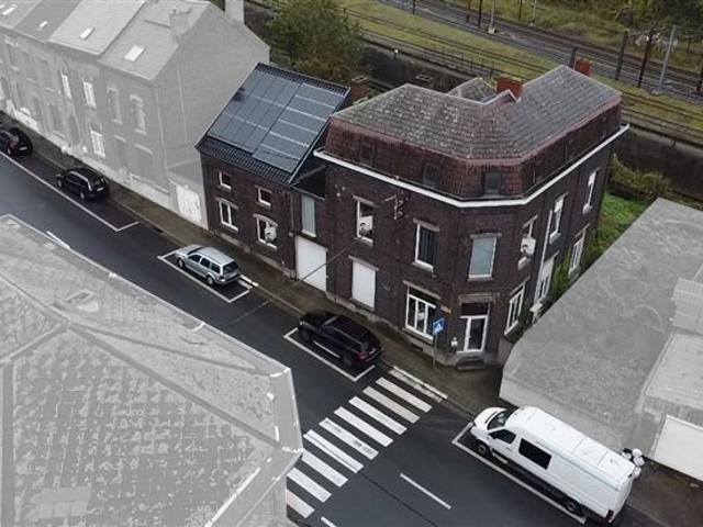 Grande maison avec garage et cour intérieure + 2ème partie e