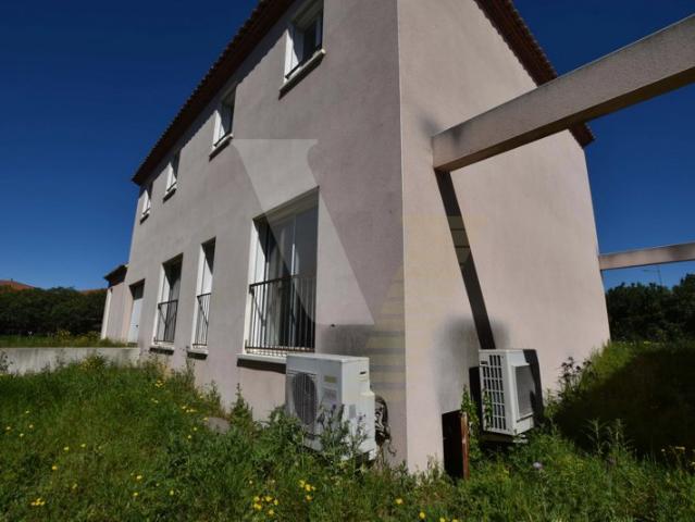 Grande maison avec garage et jardin