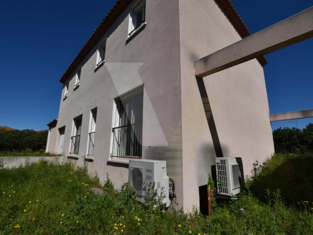 Grande maison avec garage et jardin