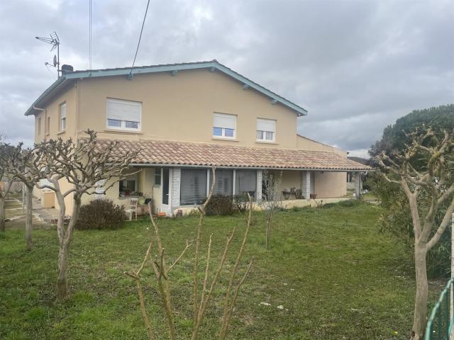 Grande Maison avec garage et terrain autour. 130m² Tonneins