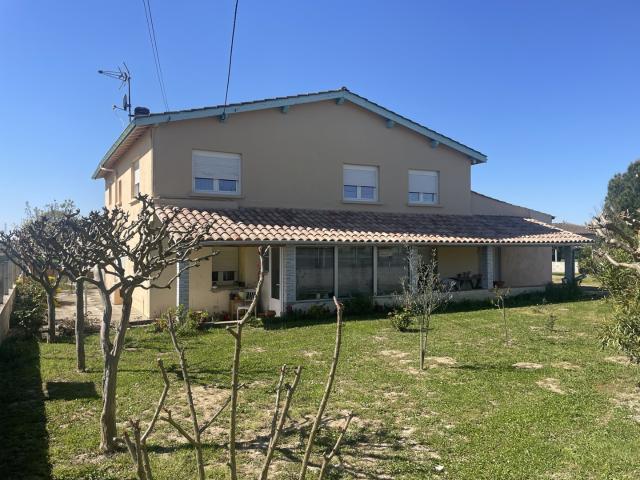 GRANDE MAISON avec garage et terrain autour