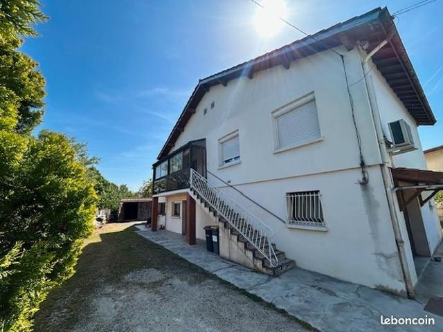 Grande maison avec garage, implantée sur un beau jardin, comprenant un appentis fermé